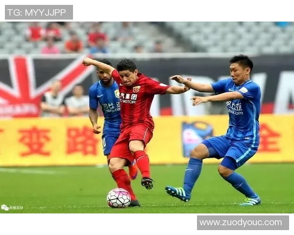 中国队迎战上港全力争胜期待精彩对决展现足球魅力与团队精神